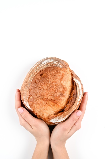 dłoń trzymająca chleb